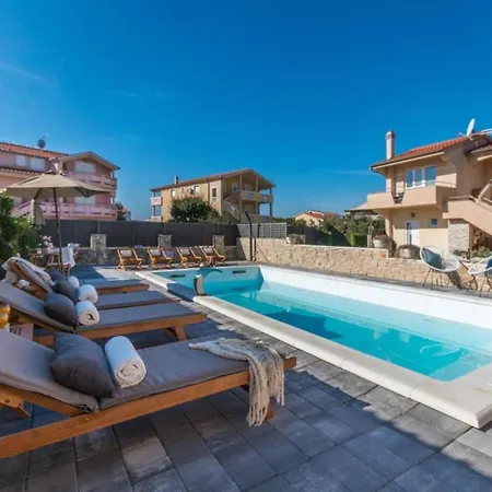Julia - One Bedroom 2 *